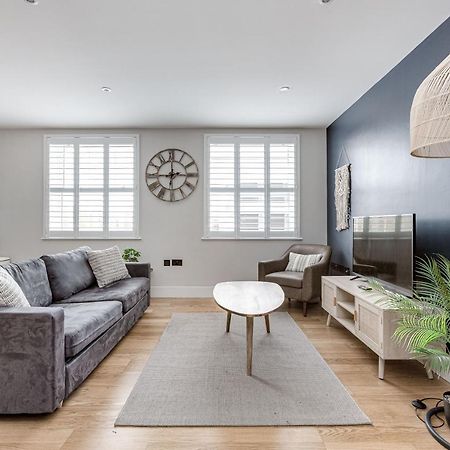 Charming 1 Bedroom Apt , Town Centre, Wifi, Free Parking By Tent Serviced Apartments Staines-upon-Thames Buitenkant foto