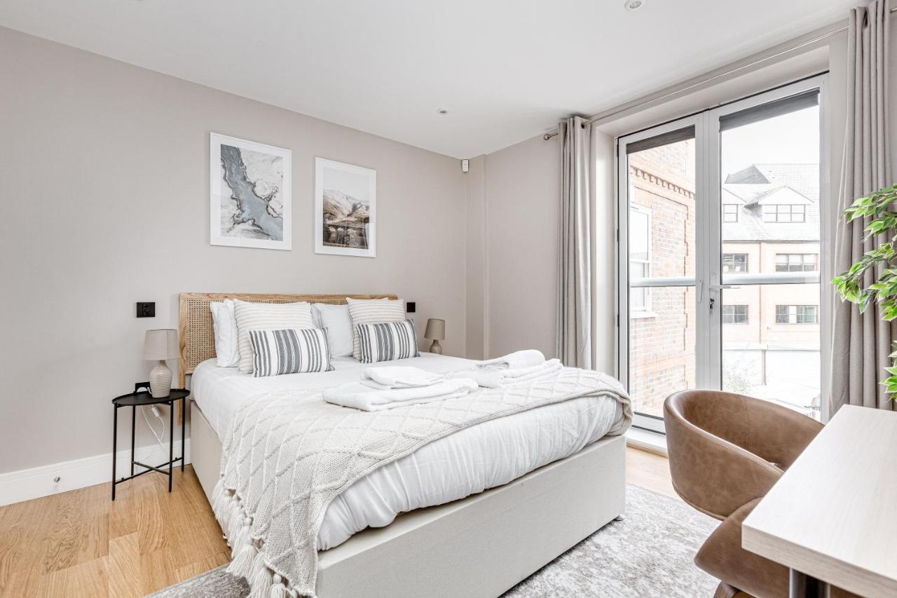 Charming 1 Bedroom Apt , Town Centre, Wifi, Free Parking By Tent Serviced Apartments Staines-upon-Thames Buitenkant foto