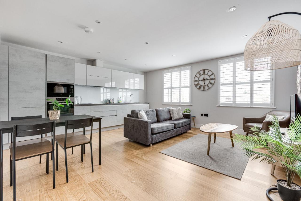 Charming 1 Bedroom Apt , Town Centre, Wifi, Free Parking By Tent Serviced Apartments Staines-upon-Thames Buitenkant foto