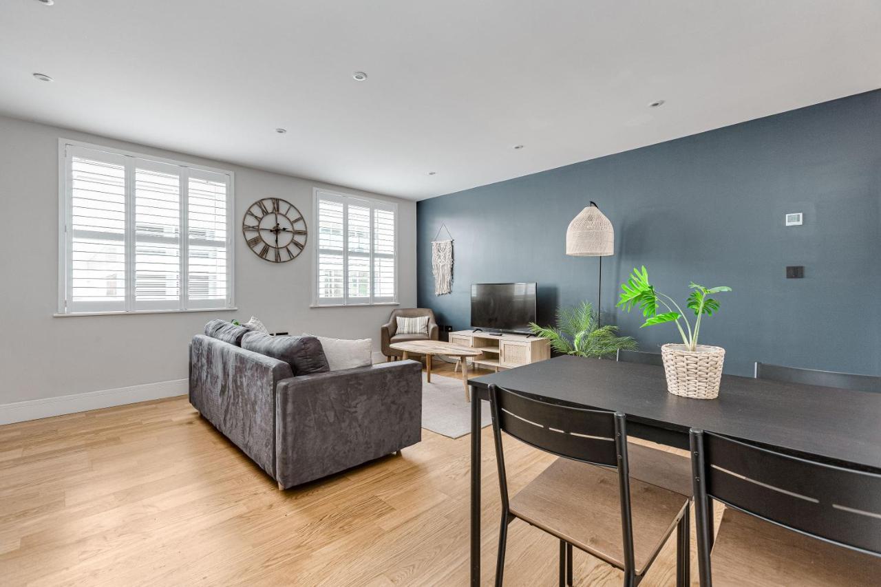 Charming 1 Bedroom Apt , Town Centre, Wifi, Free Parking By Tent Serviced Apartments Staines-upon-Thames Buitenkant foto