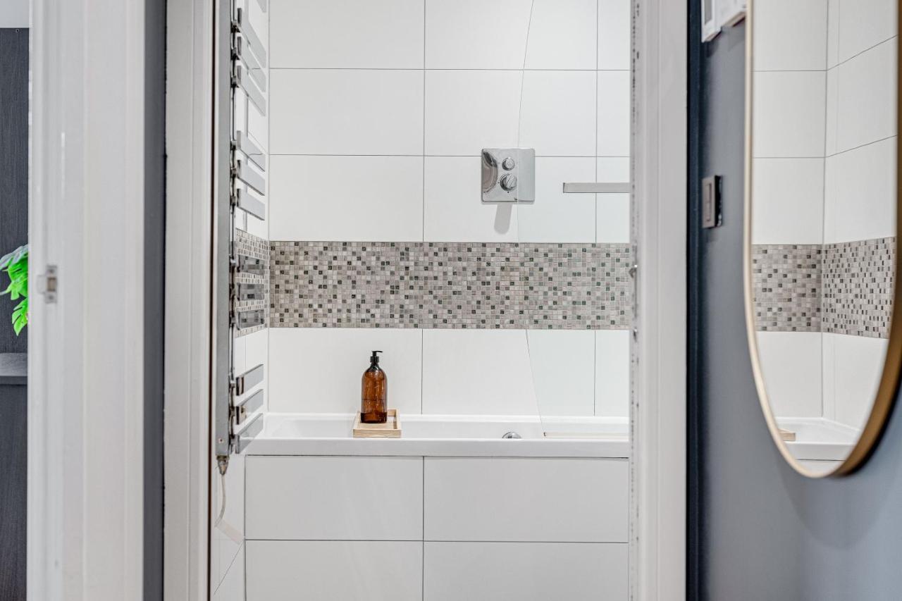 Charming 1 Bedroom Apt , Town Centre, Wifi, Free Parking By Tent Serviced Apartments Staines-upon-Thames Buitenkant foto