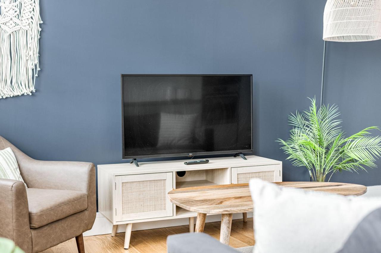 Charming 1 Bedroom Apt , Town Centre, Wifi, Free Parking By Tent Serviced Apartments Staines-upon-Thames Buitenkant foto