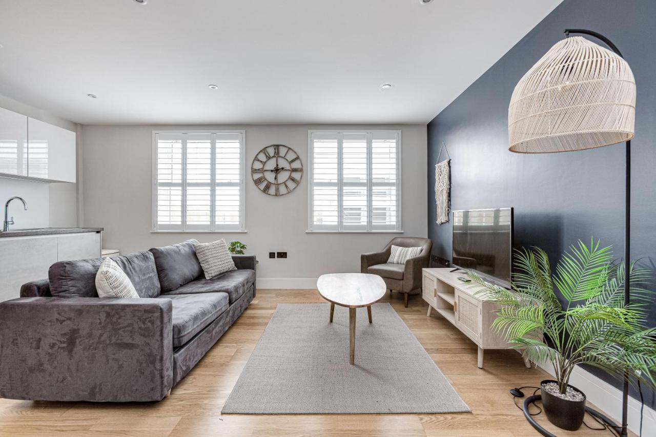 Charming 1 Bedroom Apt , Town Centre, Wifi, Free Parking By Tent Serviced Apartments Staines-upon-Thames Buitenkant foto